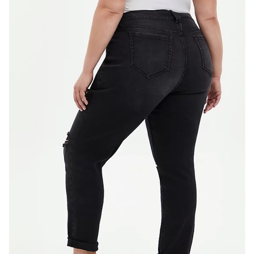 NWT. TORRID BOYFRIEND STRAIGHT VINTAGE STRETCH MID-RISE JEAN. Size 28W